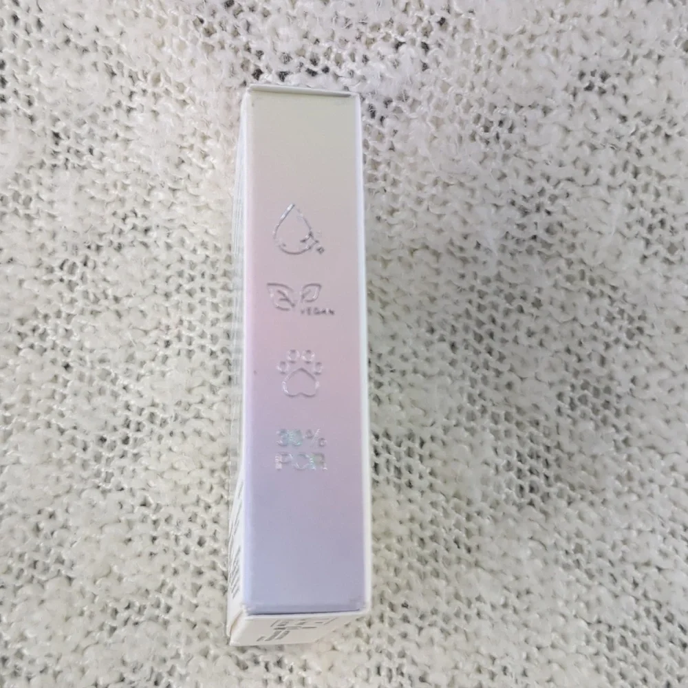 HUDA BEAUTY GloWish Luminous Pressed Powder in 00 PORCELAIN, 10g/0.35oz